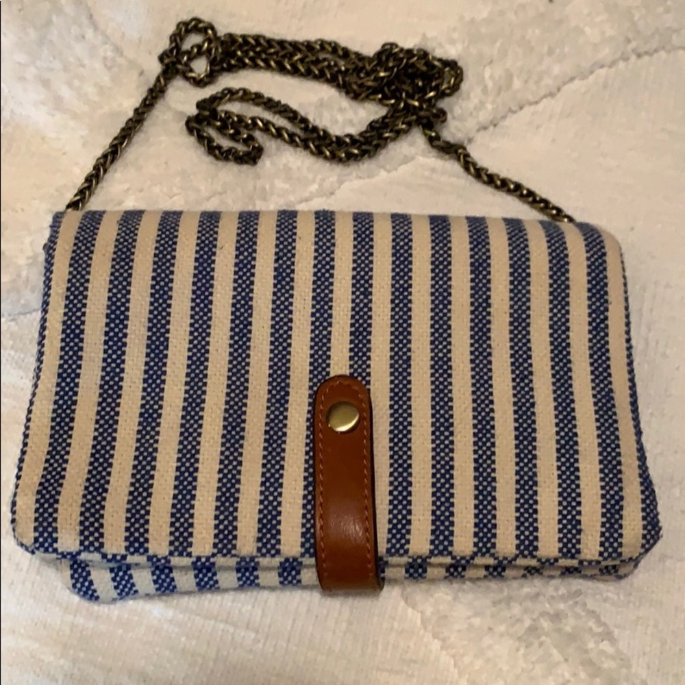 Cross body purse w antiqued gold hardware.